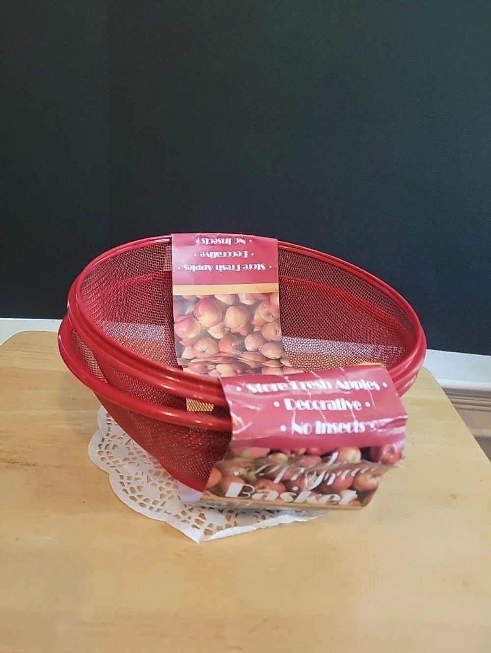 Apple-Shaped Plastic Mesh Fruit Basket w/ Lid, Free Standing, Large 9in Red. NEW